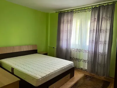 dormitor spatios cu pat apartament de inchiriere Sector 3 București